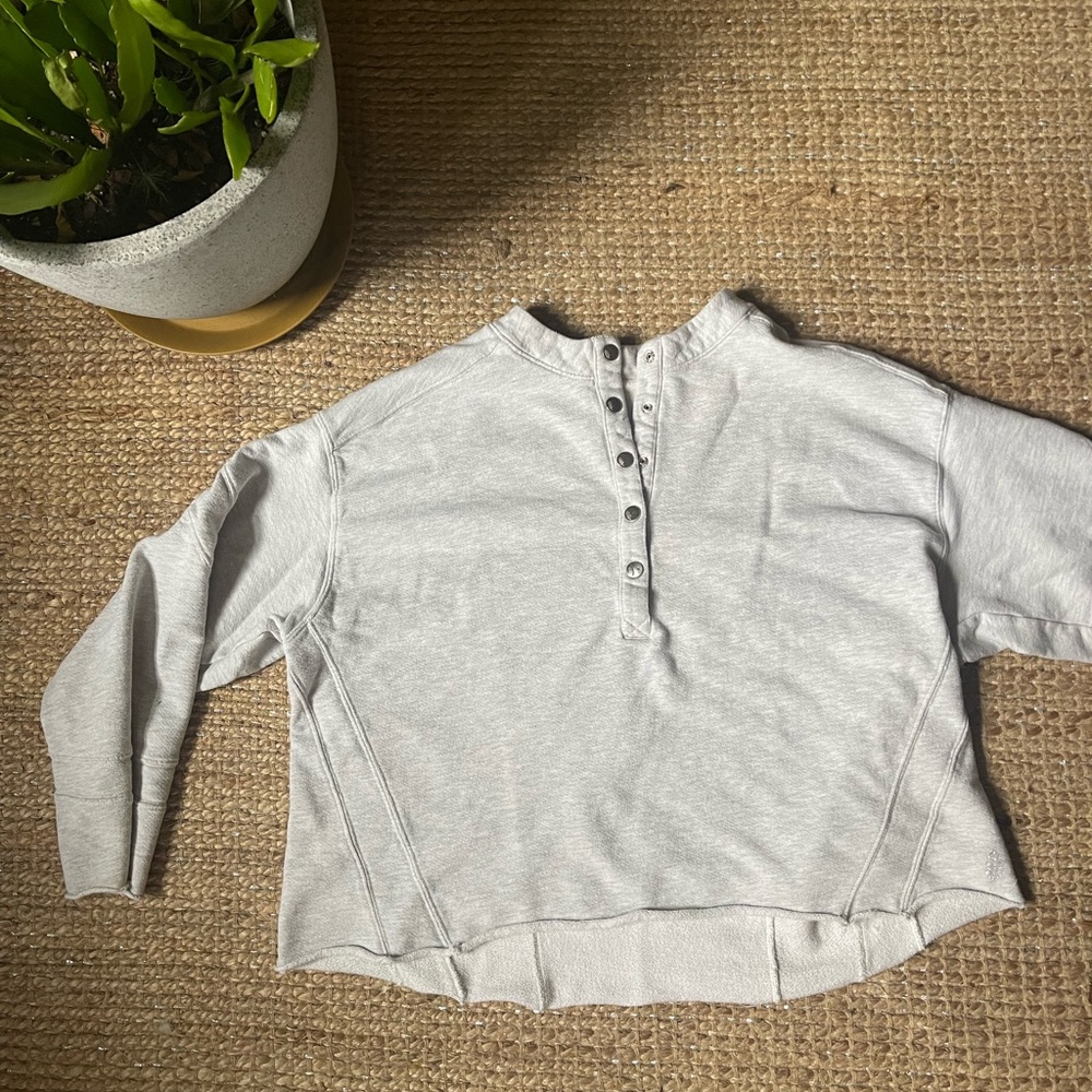 Free people over sized sweatshirt. Size xs. Could fit most sizes. Very roomy.
